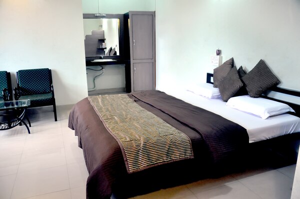 Radhanand Holiday Home | Deluxe Double Bed Non AC Room