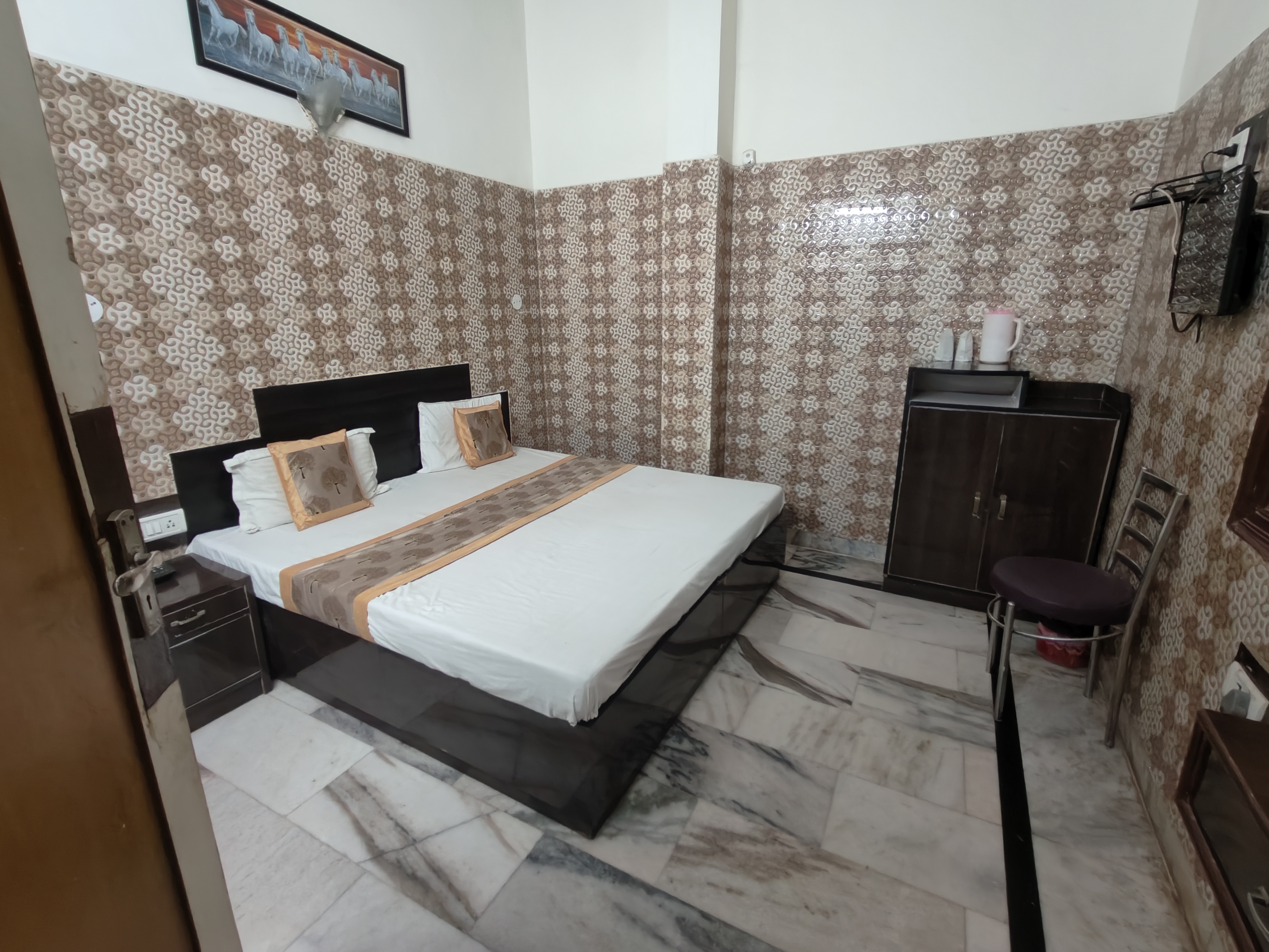 1 x STANDARD  AC ROOM