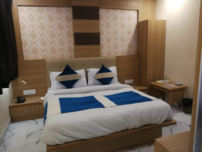 1 x DELUXE ROOM AC