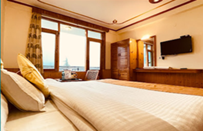 1 x Queen Room With Snow View Balcony