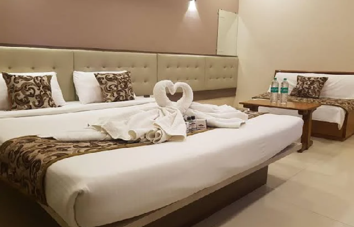 1 x DELUXE ROOM