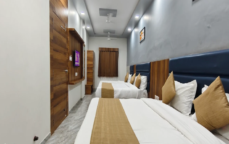 Room with Hall AC