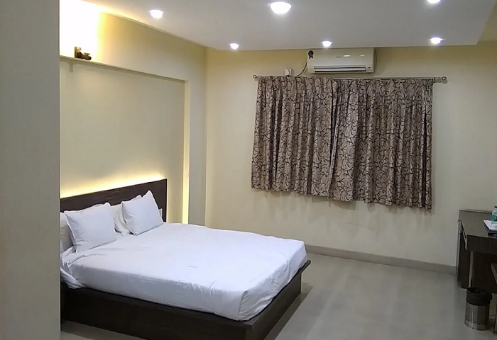 1 x Deluxe AC Room