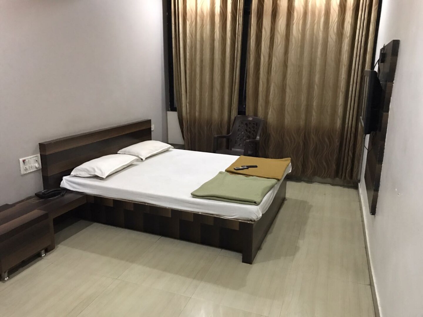 Mahalaxmi Deluxe Lodging | Deluxe AC Double