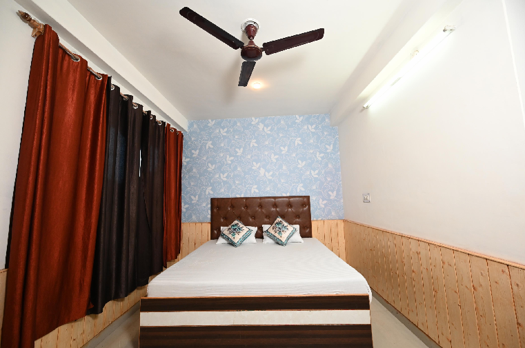 1 x Deluxe room with balcony 