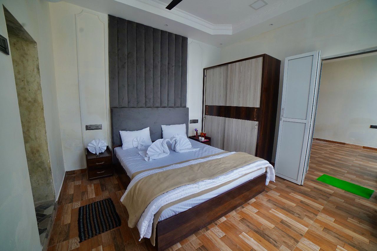 1 x Glass Room